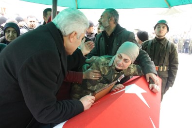 Şehit Nişanlısını Askeri Üniformayla Uğurladı