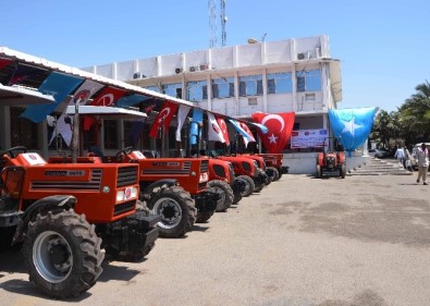 TİKA'dan Somalili Çiftçilere Traktör Desteği