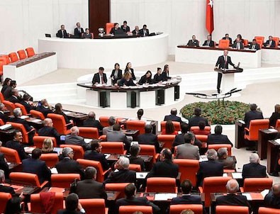 Seçim süresini 5 yıla çıkaran madde kabul edildi