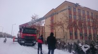 İTFAİYE MERDİVENİ - Beyşehir'de İtfaiye, Tehlike Arz Eden Buz Sarkıtlarını Temizliyor