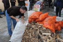 KÖMÜR YARDIMI - Hayırsever Vatandaştan Suriyeli Ve Iraklı Vatandaşa Yardım