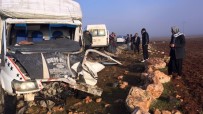 ÖĞRENCİ SERVİSİ - Öğrenci Servisi ile kamyonet çarpıştı: 9 Yaralı