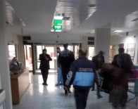 ZABITA MEMURU - Zabıtayı Darp Eden 3 Kişiyi Polis Linçten Zor Kurtardı