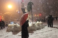 Denizli'de Okullar Tatil Oldu, Vatandaşlar Sokaklarda Kar Topu Oynadı