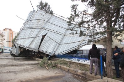 Edremit'te Poyraz Köylü Garajının Çatısını Uçurdu