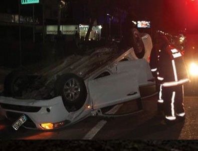 Makas sonrası gelen kazada yaralı arkadaşını otomobilde bırakarak kaçtı