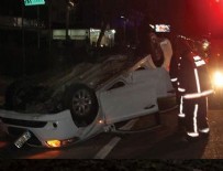 BENZİN DEPOSU - Makas sonrası gelen kazada yaralı arkadaşını otomobilde bırakarak kaçtı