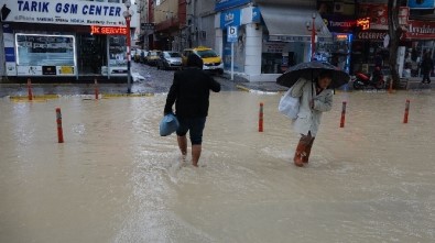 Mersin'de Sağanak Yağış Etkisini Kaybediyor
