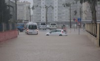 Mersin'de Şiddetli Yağmur Hayatı Felç Etti Haberi
