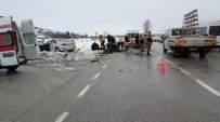 ÖĞRENCİ SERVİSİ - Samsun'da Otomobil İle Öğrenci Servis Minibüsü Çarpıştı Açıklaması 13 Yaralı