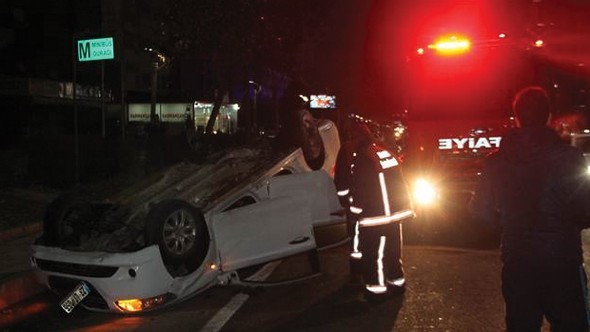 Makas sonrası gelen kazada yaralı arkadaşını otomobilde bırakarak kaçtı