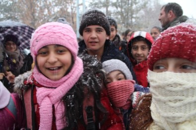 Ardahan'da Kar Ve Tipi 22 Köy Yolunu Kapattı