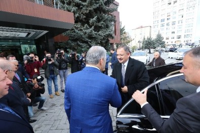 Bakan Özhaseki Kayseri Büyükşehir Belediyesi'ni Örnek Gösterdi