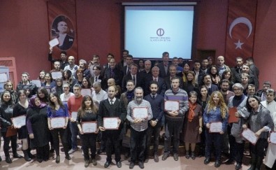 Başarılı Öğrenciler Belgelerini Anadolu Üniversitesi Rektörü Gündoğan'dan Aldı