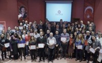 AÇIKÖĞRETİM FAKÜLTESİ - Başarılı Öğrenciler Belgelerini Anadolu Üniversitesi Rektörü Gündoğan'dan Aldı