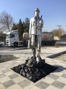 Büyükşehir'den Çayırhan'a Madenci Heykeli