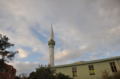 Ceylanpınar'ın En Eski Camisinin Minaresi Yıkıldı