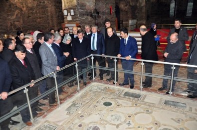 Davutoğlu, İznik'te TÜGVA'nın Toplantısına Katıldı