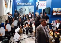 FOLKLOR - İşitme Engelliler Orkestrası'nın Performansı Dinleyenleri Mest Etti