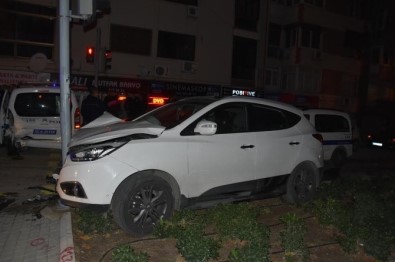 İzmir'de Trafik Kazası Açıklaması 2'Si Polis 5 Yaralı