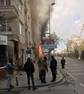 Kadıköy'de Türkü Bar'da Yangın Paniği
