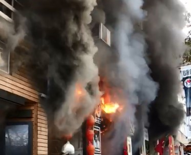 Kadıköy'de türkü barda yangın