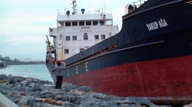 Kartal'da Karaya Oturan Gemiler Kurtarılmayı Bekliyor