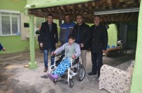 AKÜLÜ SANDALYE - Kula AK Parti'den Engelliler Günü'nde Anlamlı Hediye