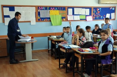 Memur Anne Ve Babasını Azarladı, 'Engel' Tanımadı Öğretmen Oldu