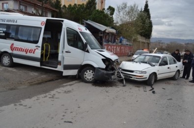 Servis Minibüsü Otomobille Çarpıştı Açıklaması 1 Yaralı