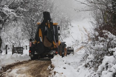 Akyazı'da Kar Mücadelesi Sürüyor