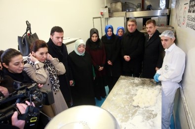 Başbakan'ın Eşi Semiha Yıldırım Mobil Fırında Ekmek Yaptı