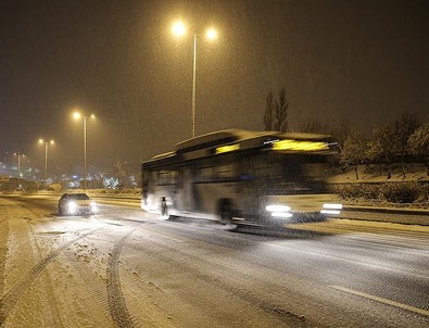 Başkentte yoğun kar yağışı trafiği aksattı