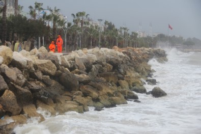 Denize Düşen Genç Helikopterle Aranacak