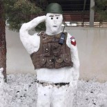 KARDAN ADAM - Denizli'de Jandarmanın Yaptığı Nöbet Tutan Kardan Adam Yoğun İlgi Gördü