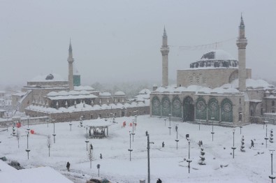 Konya'da Kar Yağışı Etkili Olmaya Devam Ediyor