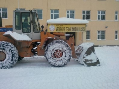 Malazgirt'teki Okul Bahçeleri Kardan Temizleniyor