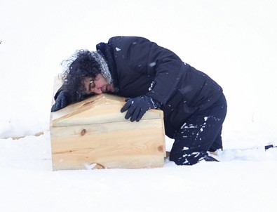 Öğretim üyesinden teröre tabutlu protesto