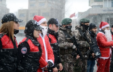 Taksim'de Güvenliği 'Noel Baba'lar Sağlayacak