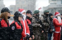 YILBAŞI GECESİ - Taksim'de Güvenliği 'Noel Baba'lar Sağlayacak
