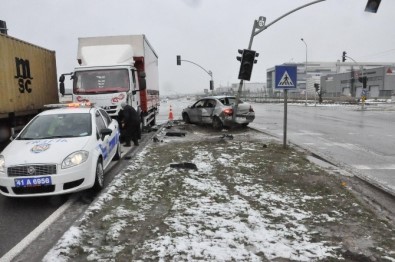 Tali Yoldan Çıkan Otomobil Kamyona Çarptı Açıklaması 2 Yaralı