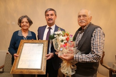 Yarım Asırlık Sevgilere Başkan Şirin'den Jest