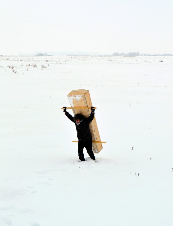 Öğretim üyesinden teröre tabutlu protesto