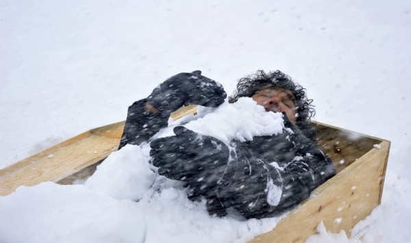 Öğretim üyesinden teröre tabutlu protesto