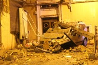 Beyoğlu'nda 3 Katlı Bir Binanın Duvarı Çöktü