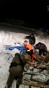 Bursa'da Aşırı Kardan Ağıl Çöktü, 300 Koyun Kar Altın Kaldı