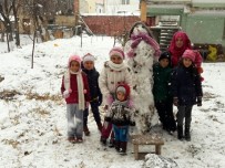 KARDAN ADAM - Gürün'de Kar Kalınlığı 30 Santimetreye Ulaştı