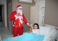 NOEL - Hastanede Yatan Çocukların Hediyelerini Noel Getirdi