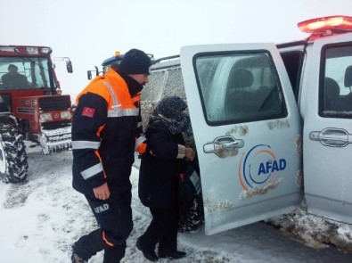 Kar Nedeniyle Evinde Mahsur Kalan Hastayı AFAD Kurtardı
