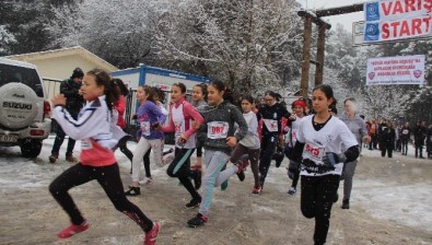 Kar Yağışı Altında Atatürk Koşusu Yaptılar